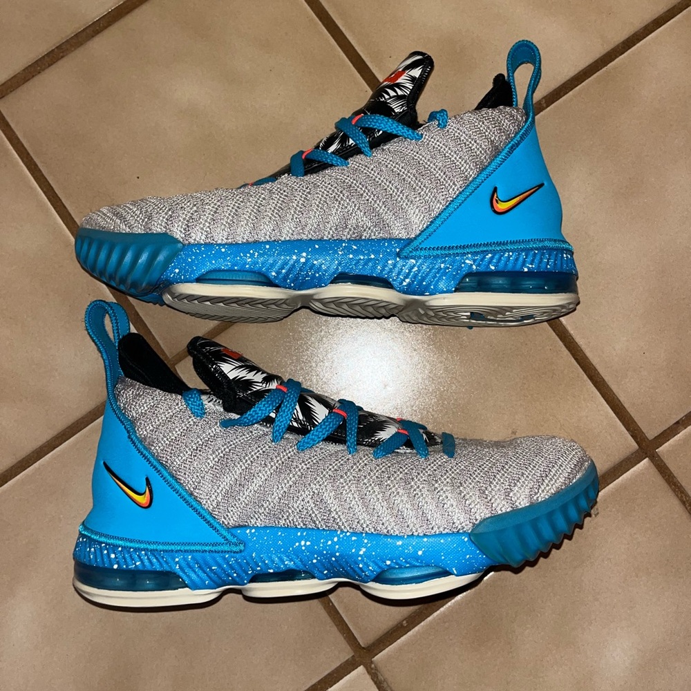 Nike old kobe style shoes